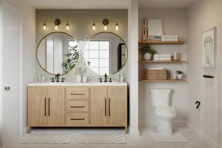 Lepo i udobno kupatilo sa duplim ogledalom i drvenim ormarićima